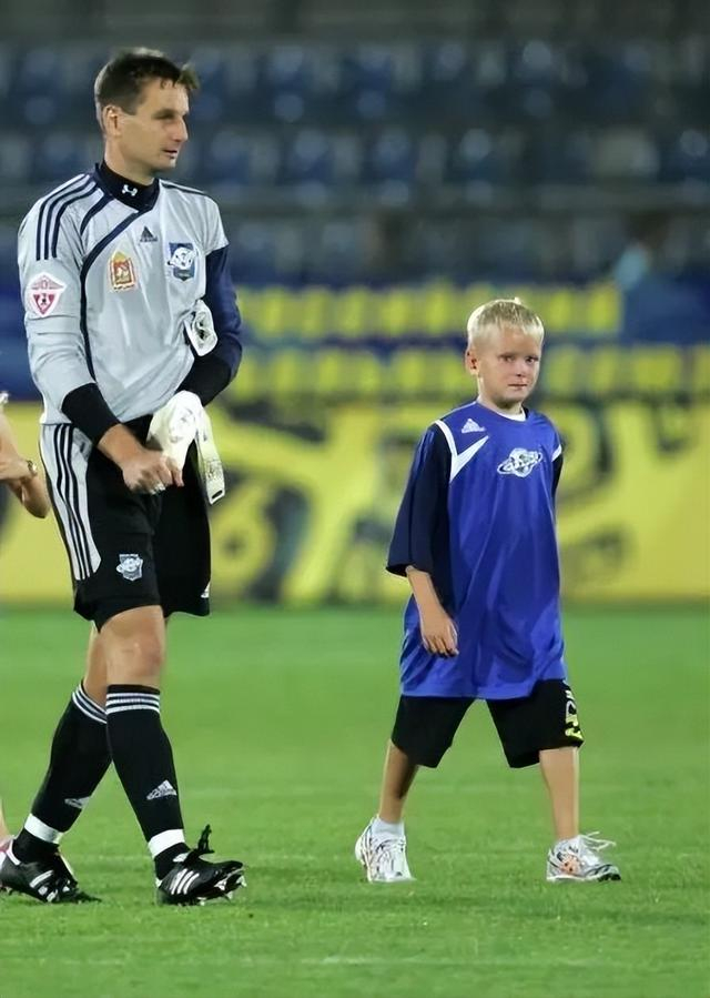 kaiyun-23岁生日前，出身门将世家的他收到了足以毁掉职业生涯的“礼物”|金斯基|热刺|图多尔|欧冠|捷克_新浪体育_新浪新闻