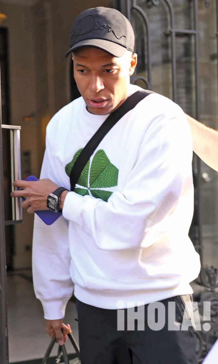 开云体育官网-姆巴佩被拍到与绯闻女友乘车回家，两人曾在巴黎一同入住豪华酒店