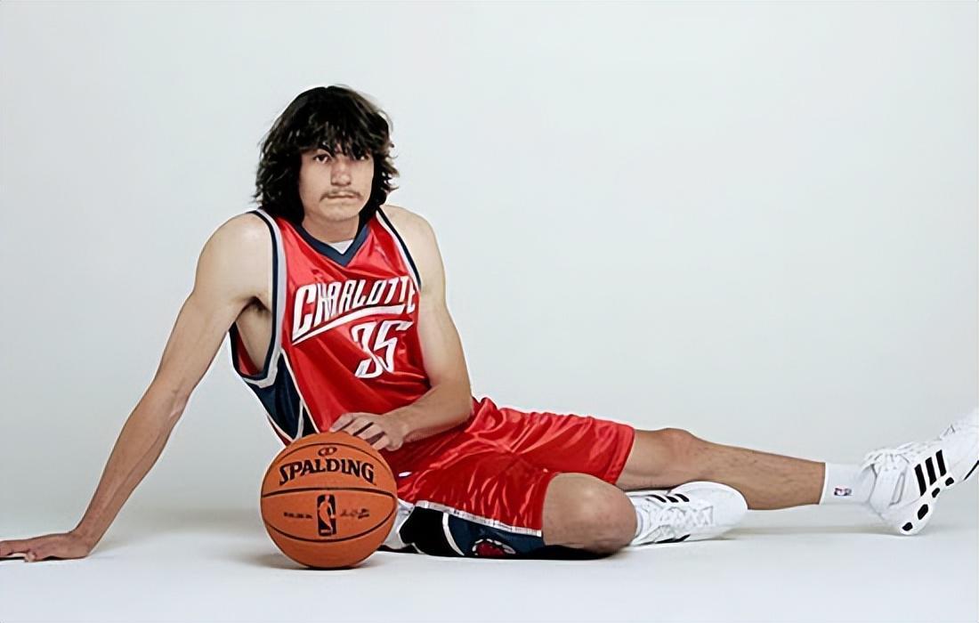 开云体育app-还记得他吗？NCAA的王者 被誉为大鸟二世 却只打了3年NBA光速消失