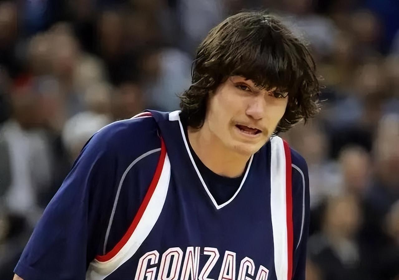 开云体育app-还记得他吗？NCAA的王者 被誉为大鸟二世 却只打了3年NBA光速消失