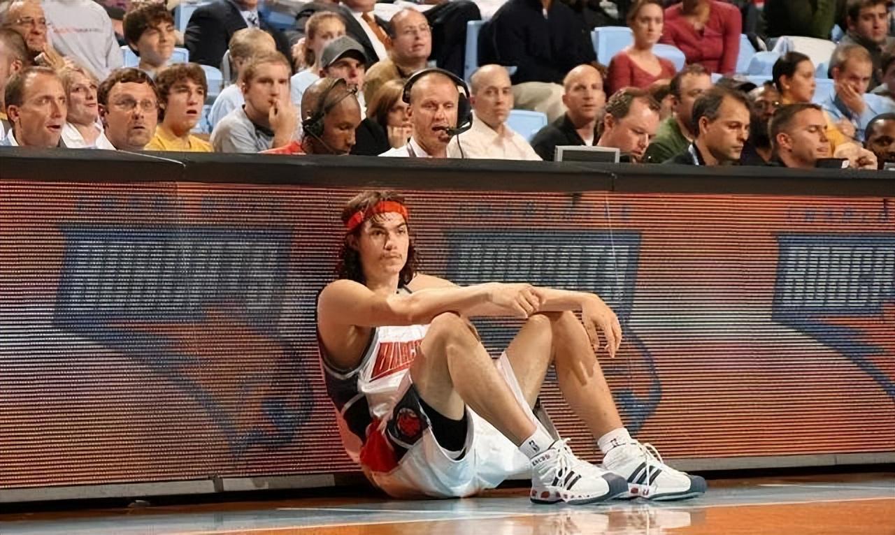 开云体育app-还记得他吗？NCAA的王者 被誉为大鸟二世 却只打了3年NBA光速消失