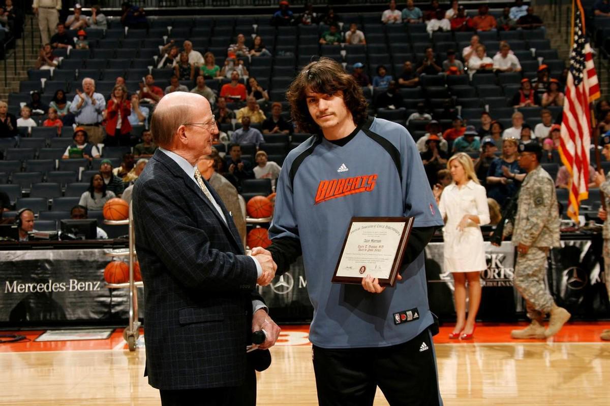 开云体育app-还记得他吗？NCAA的王者 被誉为大鸟二世 却只打了3年NBA光速消失