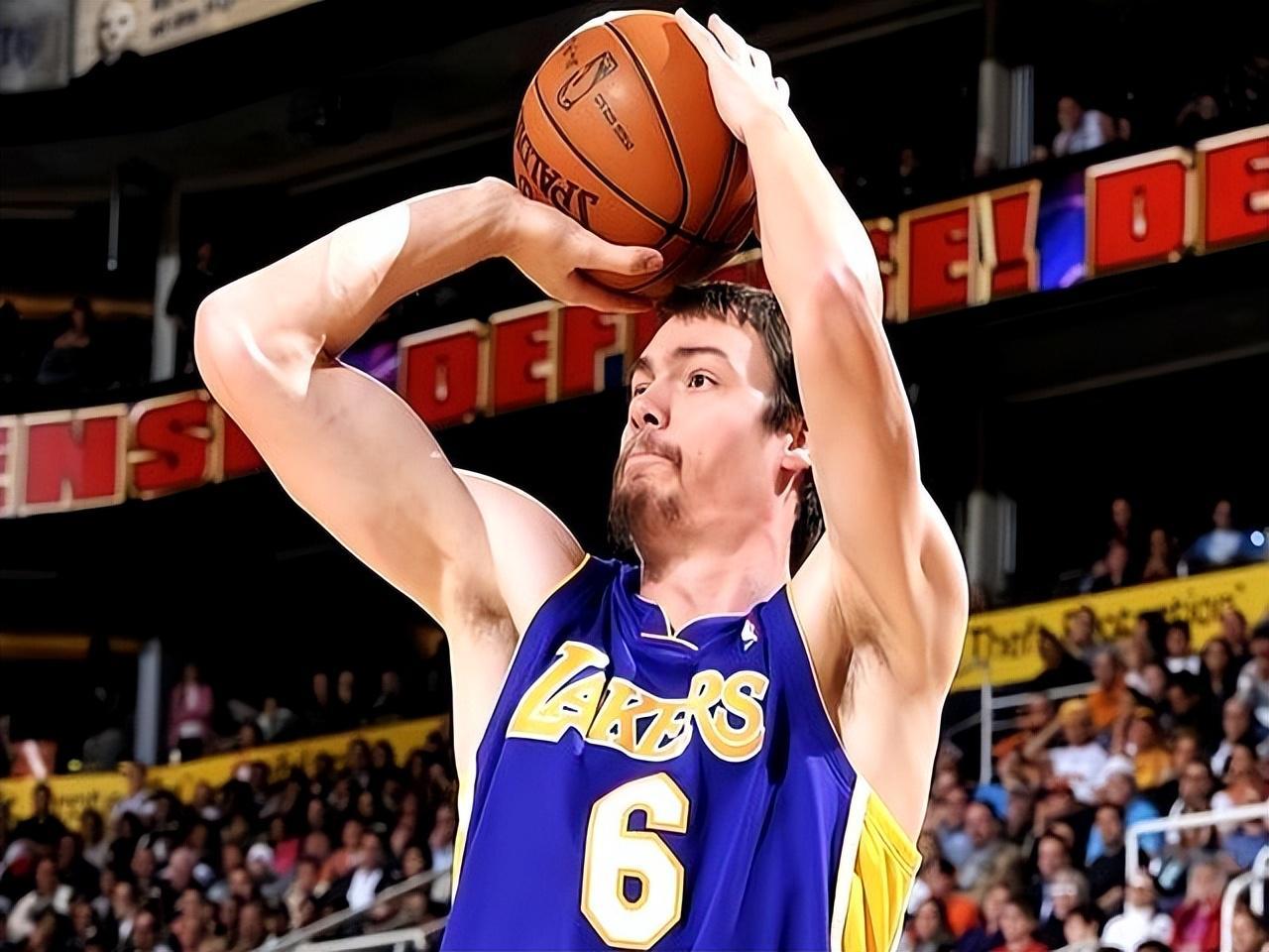 开云体育app-还记得他吗？NCAA的王者 被誉为大鸟二世 却只打了3年NBA光速消失