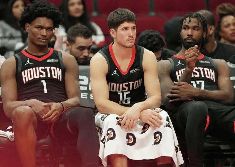 kaiyun-火箭3小将让人绝望！申京谢泼德狂铁还防不住，阿门莽夫无脑冲！