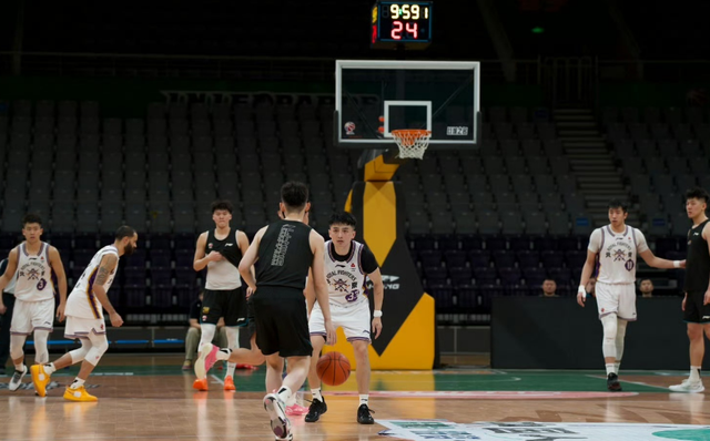 开云体育下载-辽宁男篮9分完胜！乌戈拿到2连胜，李晓旭爆发，俞泽辰12分