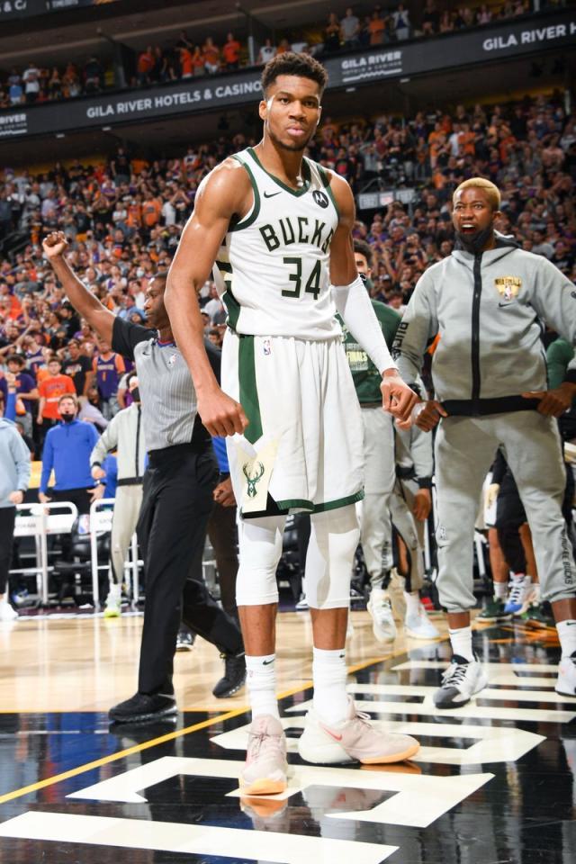 开云体育app-忘记三分和中投！字母哥提醒你制霸篮下永不过时